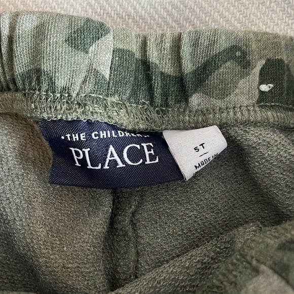 Boys 5T army green camp dinosaur shorts - Picture 2 of 2